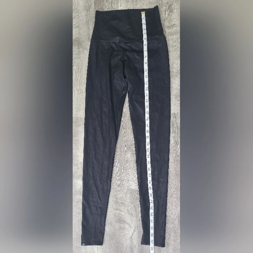 Onzie black shiny leggings, S/M - Picture 4 of 6